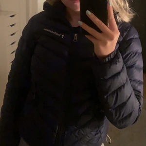Peak performance jacka - Marinblå peak performance jacka som inte kommer till användning längre, sparsamt använd. Köparen står för frakten💓
