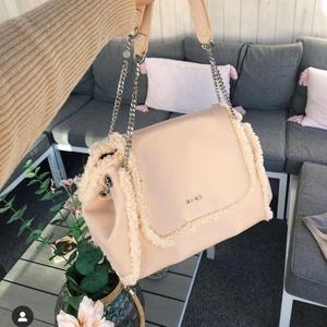 Rosa fluffväska från nakd  - Säljer exakt denna väskan på bilden. Skriv ett meddelande till mig så fixar jag bilder 🥰😍