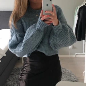 Blå stickad tröja - Säljer denna super fina stickade blå tröjan. Jätte mysig och skön nu till hösten. Den har balongärmar. Köparen står för frakten!!☺️😽