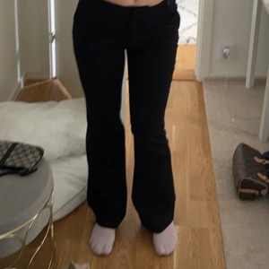 Lågmidjade kostymbyxor  - Lågmidjade kostymbyxor. Jätte fint skick då dom typ inte är använda. 