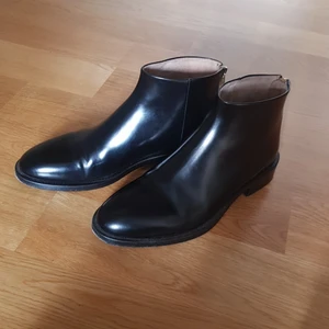 FilippaK skor - Använda 2ggr. Storlek 38 Dammodell. Superfina höstskor.  Kom gärna och prova. Kan även skicka på posten.  Ordinarie pris 2900kr  Välarbetade skor gjorda i 100 % biologiskt nedbrytbart skinn, med fina detaljer. Tillverkade i en process med begränsad användning av vatten och kemikalier, för minsta möjliga miljöpåverkan. stilrena att de passar bra till vardags och uppklätt. 