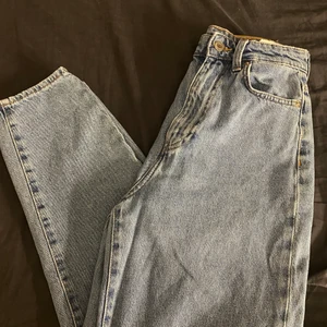 Breda jeans  - Blåa loose mom jeans i bra skick 