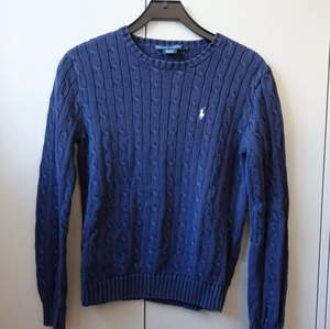 Mörkblå klassisk tröja från Ralph Lauren. Storlek L. Liten i storlek (jag är vanligtvis storlek 36-38). 