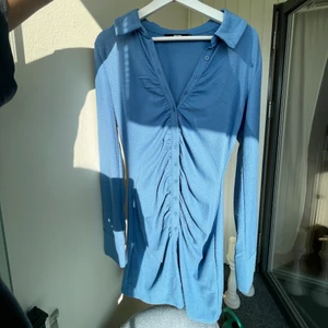 Blå draperad klänning - Säljer eftersom jag bara fått användning av den 1 gång. 💙💙💙 köpt på bikbok för 399kr i början av året. Eftersom den är draperad kan den passa även fast du bär större eller mindre än S. 📦 frakten är spårbar och kostar 66kr