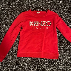 Kenzo tröja - Tröjan är nästintill oanvänd. Den är köpt på Tara i kungsmässan. Färgen är mer röd än vad den förekommer på bilden det är storlek S men passar även för de som bär M. Jag står för frakten!