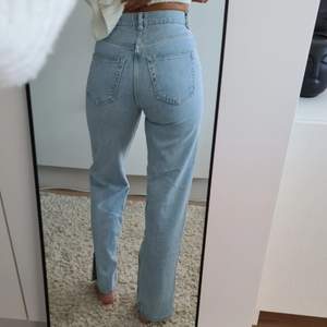 Ett par jeans från Gina Tricot i 90's Petite modellen, i storlek 34. Är 165cm lång för er som undrar. Priset är med inkluderad frakt, klart och ej prutbart!