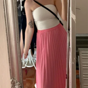 Rosa midikjol - Säljer denna fina kjol i XS. Endast använd en gång, fint skick. Slutar under knäna. Om du är intresserad kan jag skicka fler bilder :)