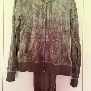 Mjukisset velour - Mjukisset i en sagegrön/”grågrön” färg med guldiga detaljer. Superfint skick, Överdelen är i storlek S och byxorna i storlek M. Från Cubus! 