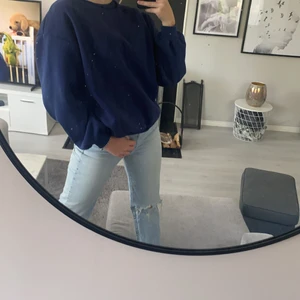 Mörkblå sweatshirt - Mörkblå sweatshirt från shein, xs oversized så passar även S, aldrig använd 