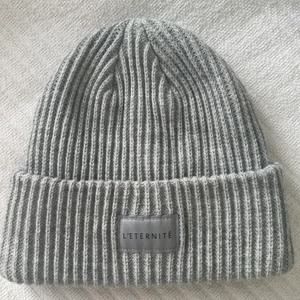 Grå mössa - Så fin grå mössa med en detalj där fram!! Jätte varm och ”kliar” inte💕💕