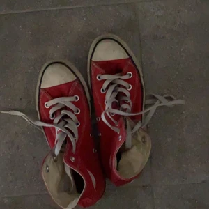 Converse - Säljer mina äkta converse all star tvättas såklart innan säljning,skulle ej säga att skicket är 100% på dom då dom är nåra år gamla men fortfarande superfina har inget fast pris så buda,köparen står för frakt!💗