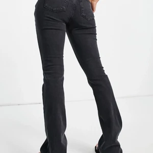 Lågmidjade jeans - Säljer nu dessa HELT oanvända lågmidjade jeansen 🤍 prislappen sitter kvar 🤍 storlek 38 🤍 passar inprincip i längden på mig som är 176cm lång (nästan för korta) 🤍 skriv för fler frågor eller bilder 🤍 