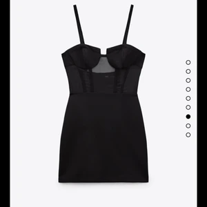 Skitsnygg zaraklänning!!! - Säljer denna klänningen då den tyvärr va för liten för mig! Helt slutsåld på hemsidan💕 endast testad, frakt tillkommer 