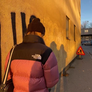 The North Face Retro Nuptse S - Säljer min fina North Face jacka pga den inte används tillräckligt. Köptes 2020 och har använts sparsamt under en säsong, inga märken eller märkbart slitage. Nypris var 2800kr, storlek dam S i färgen Mesa Rose som inte finns att köpa längre ❄️ Finns fler bilder vid intresse! Köparen står för frakten, skickar spårbart! 💗
