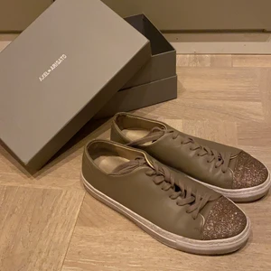 Axel arigato skor - Skor från Axel arigato, beiga med glitter fram, i fint skick, storlek 40