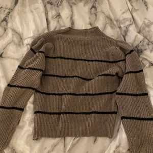 SHEIN tröja  - SHEIN tröja som inte har används är lite för stickig för min smak. Men väldigt fin. 