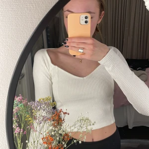 Tröja - Superfin tröja med hjärtformad skurning från ginatricot. Använd 1 gång! 💞