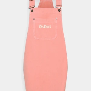 Kickers rosa klänning - En väldigt bekväm manchester klänning köptes för en månad sen och använts vid provtagning. Köptes för 700 kr. Tar swish och kontant