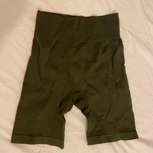 Nya träningsshorts - Säljer dessa träningsshortsen som är i nyskick! 🤍 storlek 32/34   80 kr