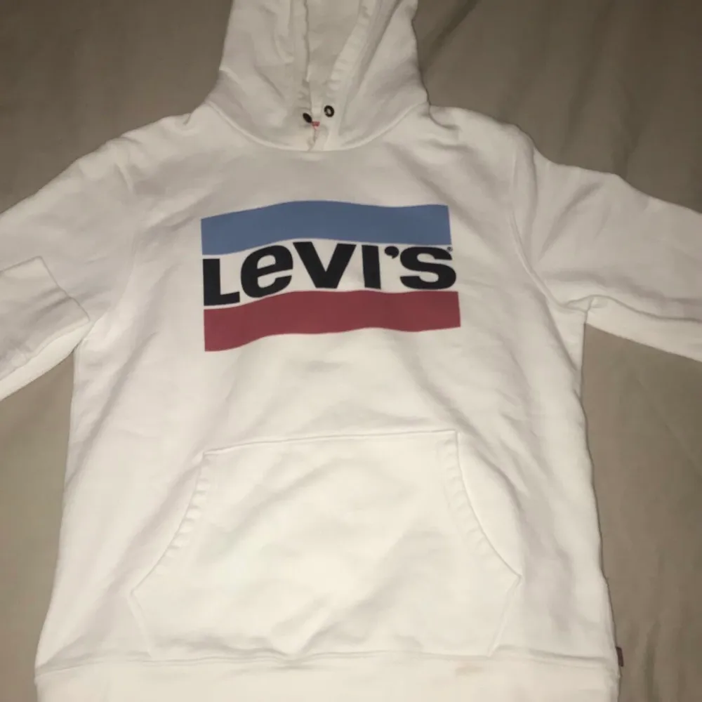 Säljer min Levis hoodie, då den inte länge kommer till användning. Storlek M. . Tröjor & Koftor.