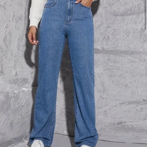 Jeans ifrån Shein  - Storlek S, och är vanligtvis S också. Sitter bra men använder aldrig tyvärr. Frakt tillkommer 