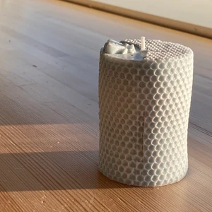 NEKTAR - NEKTAR är vårt största ljus och har en brinntid på ca 6-7 timmar. Ljuset erbjuds för 79kr var av 5% går till välgörenheten Svenska bin🐝💛🕯