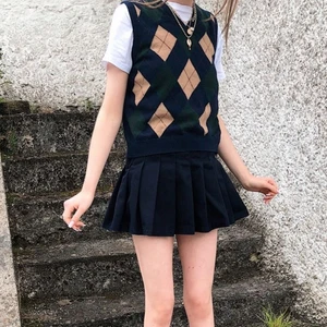 Brandy melville väst - Säljer denna söta väst från brandy melville. Använt ca 3-5 gånger så är i bra skick. Nypris var ca 350kr. Skriv gärna för fler bilder🥰