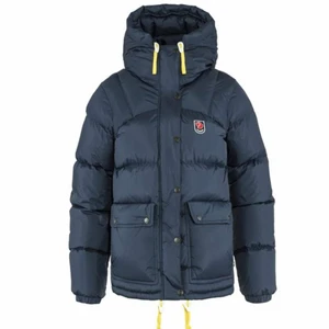 Fjällräven Jacka💕 - Funderar på att sälja min fjällräven jacka köpt i oktober 2021 på fjällrävens egen hemsida. Den är i modellen Down Lite i kvinnomodellen i storlek M, passar mig perfekt som i vanligtvis har storlek XS/S❤️ inga defekter och i helt nyskick. Nypris 5999kr, Kom med bud ifrån 4900 så kan vi diskutera affär💕💞