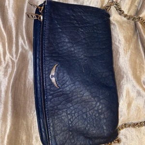 Zadig Voltaire  - As snygg marinblå Zadig Voltaire väska som passar till allt!! Båda banden ingår men tyvärr så har jag tappat bort dustbagen!💕💕☺️☺️