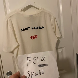 Saint laurent t-shirt - Saint laurent t-shirt. Säljes då den inte kommer till användning. Backprint✌️