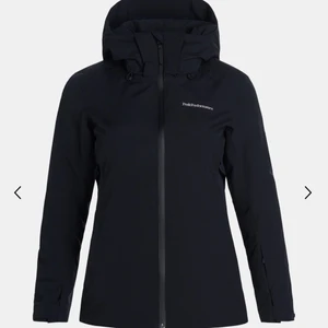 Peak performance skaljacka - Intressekoll på min svarta peak skaljacka! Endast använd ett sportlov och i så gott som nyskick. Sitter så snyggt och skulle passa alla från XS-S beroende på önskad passform! nypris: 3000, säljer för 2000 eller högsta bud!💕