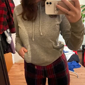 Grå hoodie - Helt vanlig grå hoodie! Storlek xs men sitter som s, superskönt material och håller en varm 😻 Frakt tillkommer