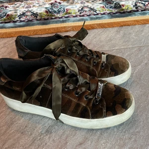 Steve madden skor  - Sjukt snygga Steve Madden sneakers med militär färgat sammet! Aldrig använda och står bara i min garderob o behöver lite kärlek. Dom är lite för smala för min fot därav inte använt dom. 