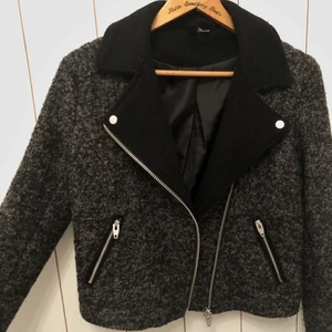 Jacka - Vinterjacka från H&M i storlek S. Bra skick, använd max 3 gånger. Köparen står för frakt 📦 