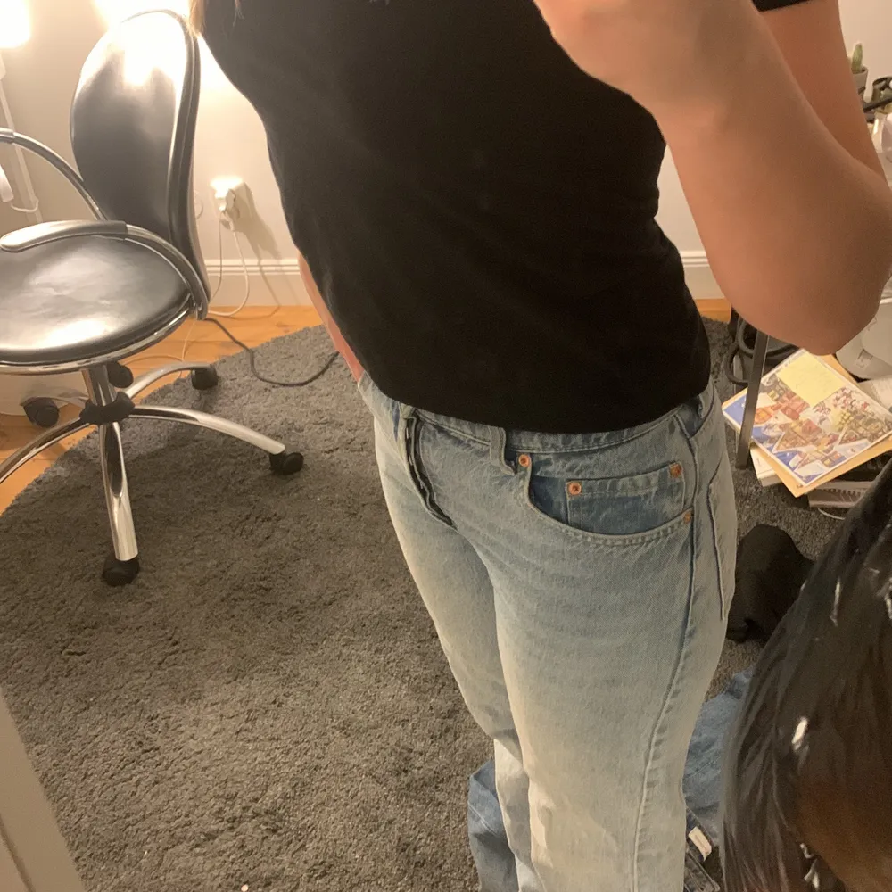 Jätte snygga mid rise jeans från asos i en ljus färg. Sitter skit bra men använder ej längre. Sitter perfekt i längden för mig som är 166. Jeans & Byxor.