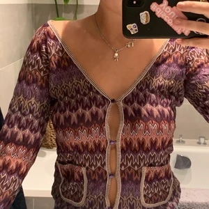 Missoni x lindex kofta  - Säljer denna kofta/topp från en lindex i kollektion med missoni!OBS har även matchande linne till ifall man vill köpa!  (Köpare står för frakt)