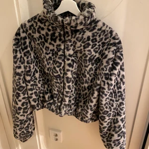 Leopard pälsjacka  - Knappt använd