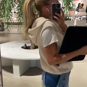 Väst med luva - Säljer den här västen från Zara men köpt på plick🥰 sitter som en S/M beroende på hur man vill att den ska sitta💕 första bilden är lånad från Agnes Gustafsson. Säljer då den inte kommer till användning, annars jätteskönt stickat material i en krämvit färg☺️ buda från 200kr och kontakta mig ifall du är intresserad.KÖP DIREKT: 350kr +