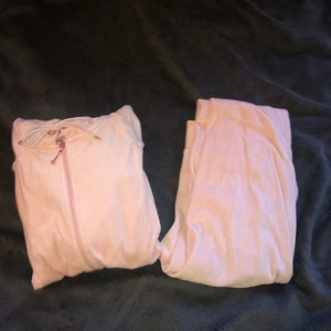 Mjukis set i str S - Fint mjukis set i bra skick. Från Cubus och båda delar är i str. S. Finns på fler sidor och köparen står för frakten.