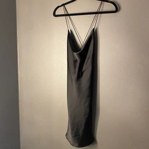 Satin klänning  - Fin satin klänning från zara aldrig använd 🖤