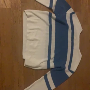 Stickad tröja - Jätte fin stickad tröja i färgen blå och vitt. Storlek 12-14 men skulle kanske passa en 15åring om de vill ha den kort. Frakt är på er.