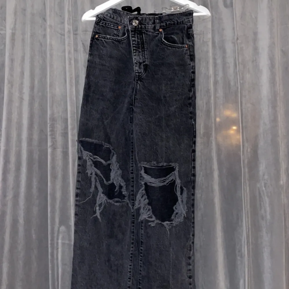 Säljer nu dessa snygga jeans från pull and bear. Knappt använda då det inte riktigt är min stil så dom är i väldigt fint skick. Skriv för fler bilder.. Jeans & Byxor.