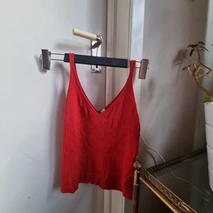 Randigt röd linne  - Ett linne med en viss del urringning! Passar bra till vanliga jeans, shorts eller en kort kjol. 