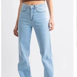 Superfina madlady jeans i storlek 36 säljer pågrund av att dom är väldigt korta på mig som är runt 170, skriv för fler bilder köparen står för frakten 🥰
