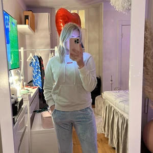 Levis tjocktröja - Säljer denna Levis tjocktröja pågrund av att jag har många hoodies och den kommer inte till användning så mycket! Bra skick och använd ett fåtal gånger. Storlek XS men passar även S