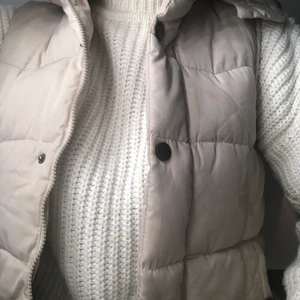 Väst - Biege väst med luva. Storlek 36💫