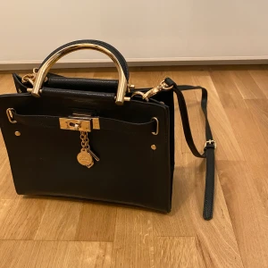 River Island väska - Svart väska. Originalpris 650kr.