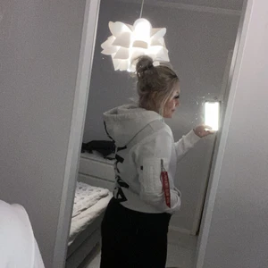Alpha hoodie - storlek M i herrmodell, Passar bra på tjejer också . På bilden har jag vikit upp den . Min längd ligger på 162 Så den slutar i mitten av låret.  Relativt ny , den har blivit tvättad max 2 gånger.  Tröjan är i topp skick hör av dig om du är intresserad!