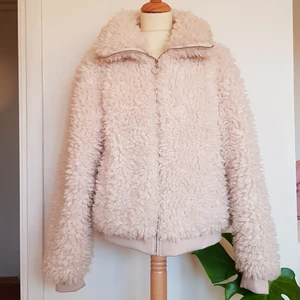 Jacka teddy - Ljusbeige naturvit bomberjacka i fuskpäls / teddy från Bik Bok. Använd men i fint skick. Storlek L, jag är XS men har haft den som oversize. Super mysig och varm, lätt att styla.