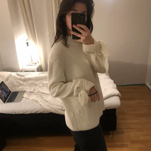 stickad tröja - säljer denna vita stickade tröja från gina tricot med jättesöta rosetter vid ärmarna. storlek L så sitter oversized på mig, har vanligtvis S i tröjor 💕💓